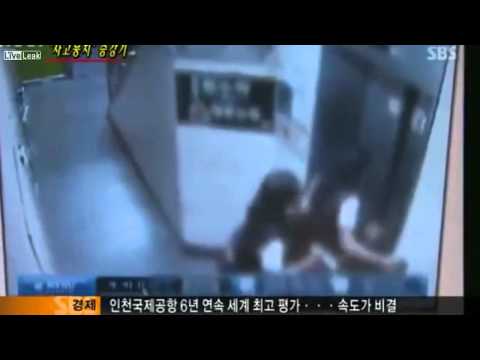 بالفيديو مصعد يغلق بابه على قدم فتاة ويجذبها للأعلى