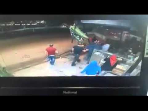 بالفيديو سيارة طائشة تقتحم متجرًا وتجعله أنقاضًا