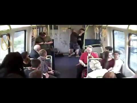 رجل يحاول قتل امرأة منعته من التقاط الصور للنساء