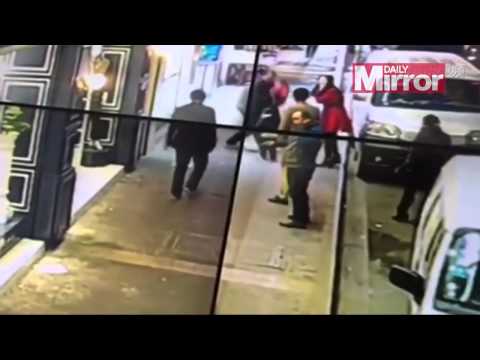 أب شجاع ينقذ أسرته من مختل عقليًا