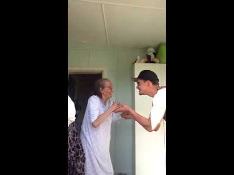 11 مليون مشاهدة لشاب يرقص مع جدته العجوز