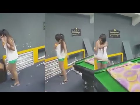 رجل يضرب فتاة بالـخرطوم في ماليزيا