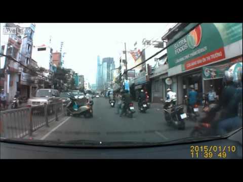 انقلاب دراجة نارية على الطريق