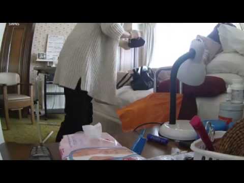 شاهد امرأة تسرق عجوزا ترعاها بعد دخولها المرحاض