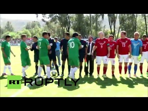 شاهد رئيس فيفا جياني إنفانتينو يلعب كرة القدم مع الرئيس الفنزويلي إيفو موراليس