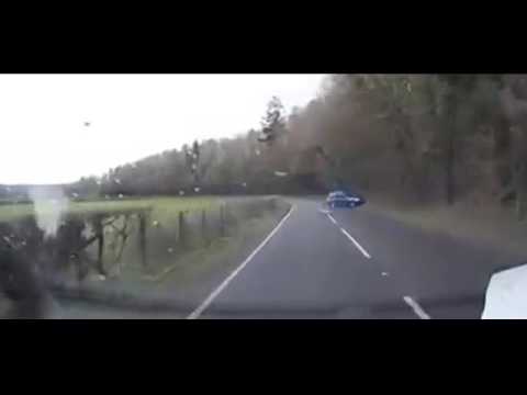 بالفيديو لحظة نجاة إمرأة بعد إنقلاب سيارتها 3 مرات