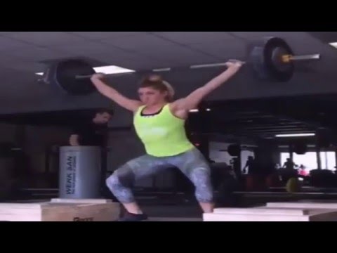 بالفيديو فتاة حسناء تتعرض إلى موقف محرج أثناء ممارستها رفع الأثقال