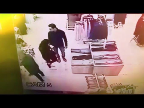 شاب وصديقته الحسناء يسرقان حقيبة امرأة فى أحد مولات أكتوبر