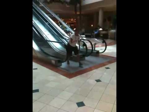 شاب يفشل في استعراض مهارات التزحلق