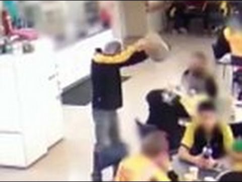 عامل غيور يسكب الماء المغلي على زميله