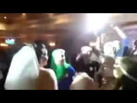 عروس وصديقاتها يشعلن حفل زفاف بالرقص