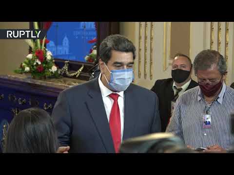 الرئيس الفنزويلي يقوم بتعقيم الصحافيين قبل مؤتمره الصحافي