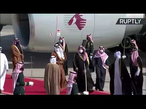 شاهد  عناق محمد بن سلمان وأمير قطر عند سلم الطائرة في السعودية